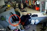 Policjanci z Bydgoszczy szukają tej kobiety. Ukradła portfel w sklepie [zdjęcia, wideo]