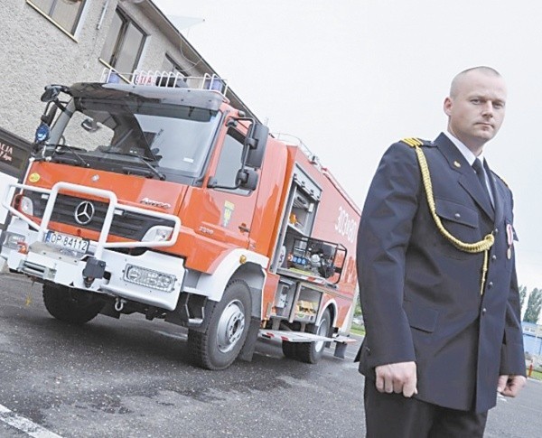 - W tym samochodzie schowany jest 3-kilometrowy wąż strażacki - mówi mł. ogn. Marek Stanek.