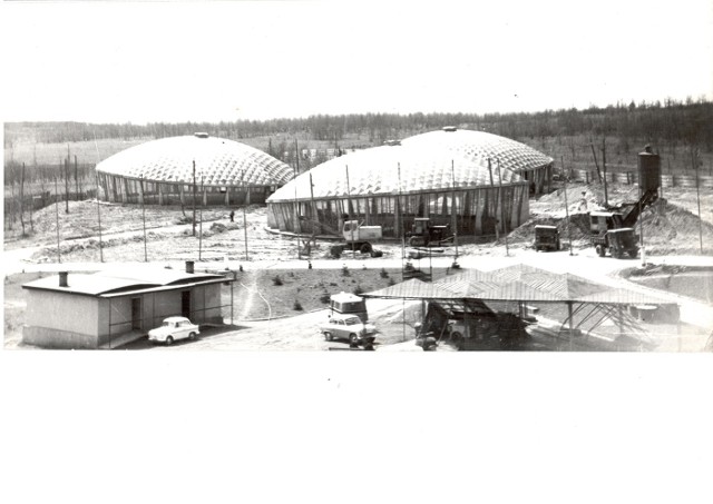 W 1961 roku Gottfried przystąpił do projektowania dużego z założenia Ośrodka Postępu Technicznego w Katowicach, który powstał na skraju Wojewódzkiego Parku Kultury i Wypoczynku, który miał pełnić funkcję informacyjno-naukową. Zajmował teren o powierzchni ok. 10 ha i składał się z kilku budynków. Jednak najlepszym przykładem przedstawiającym nawiązanie do kosmosu będą Pawilony A, pokryte pochyłymi rurowymi kopułami, przypominające statki kosmiczne, które niestety nie dotrwały do dzisiejszych czasów… W 1972 w Pawilonie C-G można było podziwiać model kosmodromu Bajkonur, radzieckie statki kosmiczne Sojuz-4 i Sojuz-5 oraz pojazd księżycowy Łunochod. W wystawie, którą zobaczyło aż 800 tys. osób, udział wziął kosmonauta Aleksiej Jelisiejew.Zobacz kolejne zdjęcia. Przesuwaj zdjęcia w prawo - naciśnij strzałkę lub przycisk NASTĘPNE