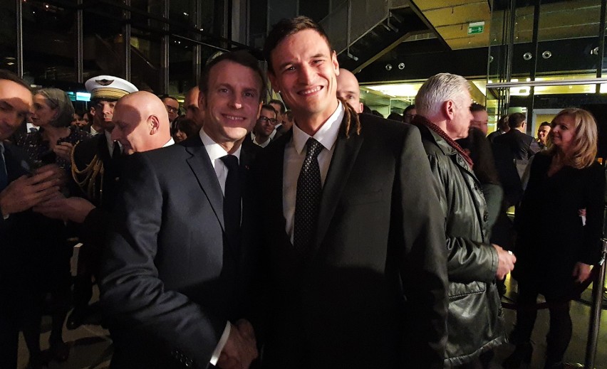 Prezydent Emmanuel Macron i himalaista Adam Bielecki podczas...