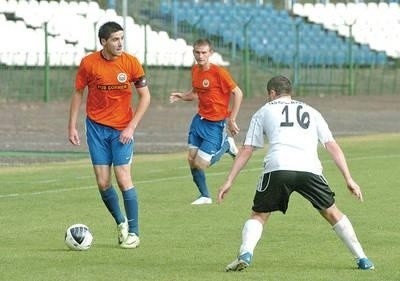 Michał Nawrot (przy piłce) zdobył wyrównującego gola dla Hutnika FOT. Michał Klag