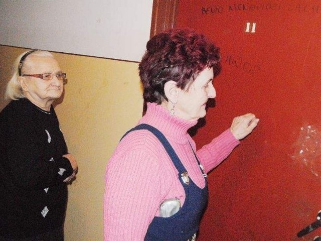 Daniela Golińska (z lewej) i Gabriela Lubańska: - Za tymi drzwiami przeraźliwie cuchnie