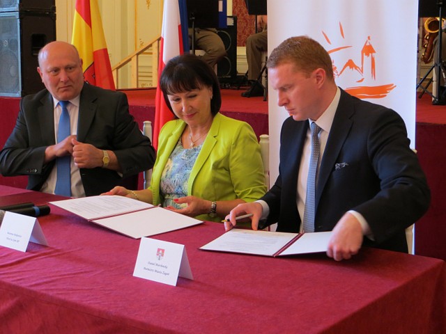 Burmistrz Żar Wacław Maciuszonek (z lewej) i Żagania Daniel Marchewka podpisali umowę o współpracy. Wspierała ich posłanka Bożenna Bukiewicz.
