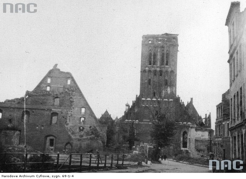 Wielki Młyn (z lewej) i kościół św. Katarzyny (z prawej) -...