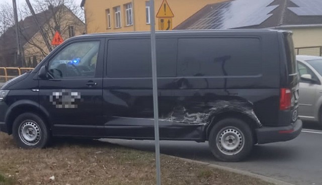 Do zdarzenia doszło w środę, 16 marca, w Leśniowie Wielkim w gminie Czerwieńsk. W busa przewożącego ciało uderzył ciągnik.