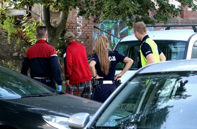 Atak nożownika w centrum Wrocławia. Zaatakowany 29-latek walczy o życie w szpitalu. Na miejscu zdarzenia pracują policjanci