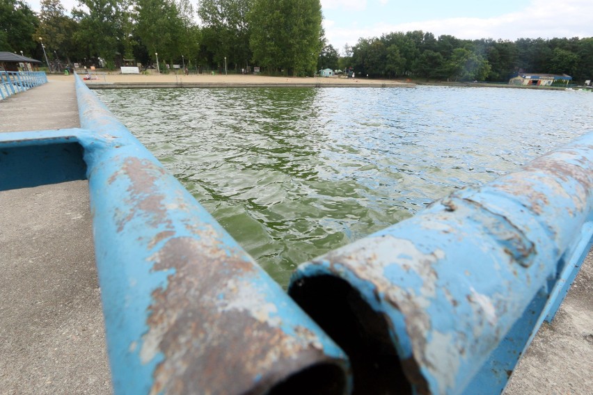 Zalew Zemborzycki: Kąpielisko od strony Wrotkowa znowu jest zamknięte. Sanepid potwierdza zakwit sinic