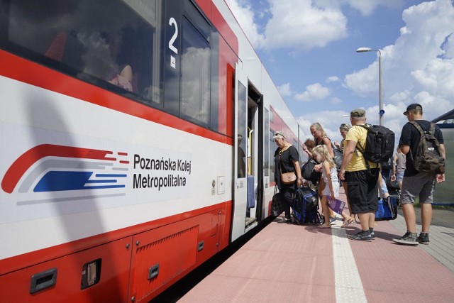 Chociaż chciał kupić bilet na pociąg od konduktora i miał przygotowane pieniądze, zamiast biletu otrzymał mandat. Wszystko dlatego, że nie znał języka polskiego i polskich realiów. A konduktor, zamiast wyrozumiałości, twardo trzymał się zasad. Nie pomogły nawet wyjaśnienia innych pasażerów, którzy stanęli po stronie obcokrajowca i próbowali rozmawiać z konduktorem.