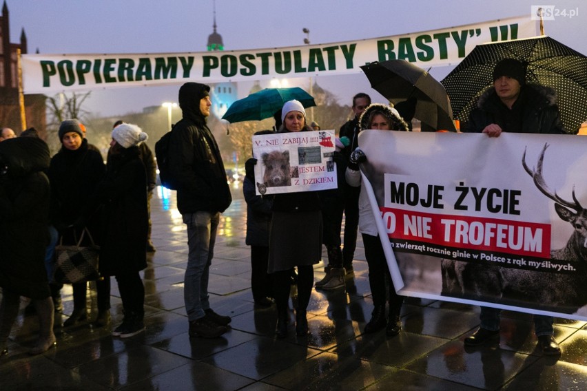 Szczecinianie protestują przeciw odstrzałowi dzików. "To barbarzyńskie rozporządzenie!" [ZDJĘCIA, WIDEO]