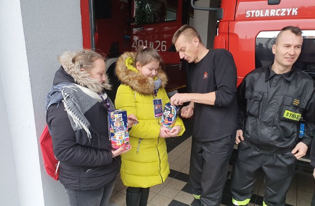 Wolontariusze 28. Finału Wielkiej Orkiestry Świątecznej Pomocy odwiedzili strażaków, którzy trwają na posterunku. Ci bardzo chętnie wsparli zbiórkę pieniędzy i przyłączyli się do akcji.