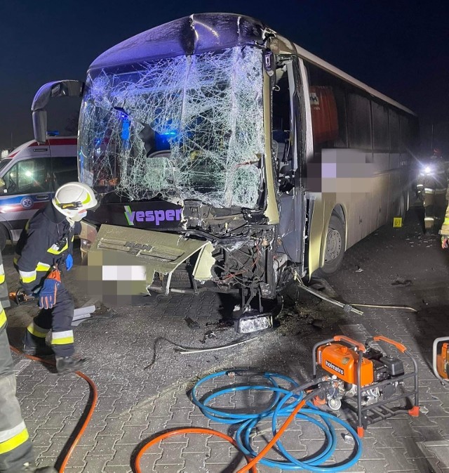 Choć autobus pełen był pasażerów w kolizji ucierpiał jedynie kierowca, którego trzeba było wycinać z zakleszczonej kabiny.