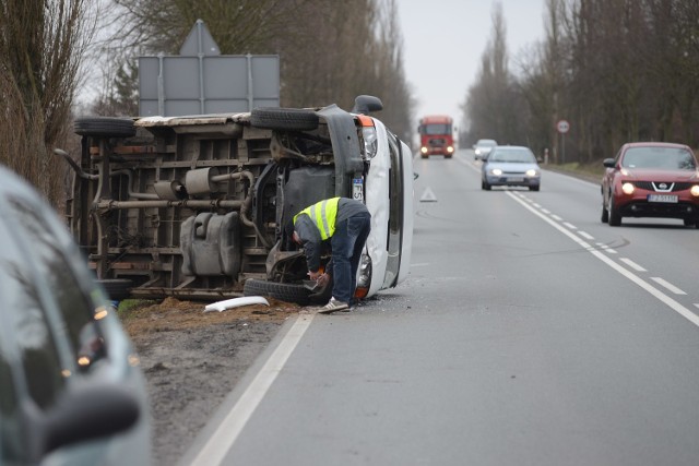 54-latek, jak wynika ze wstępnych ustaleń policji, zginął z powodu niezapiętych pasów bezpieczeństwa. Wypadł z samochodu i został przez niego przygnieciony.