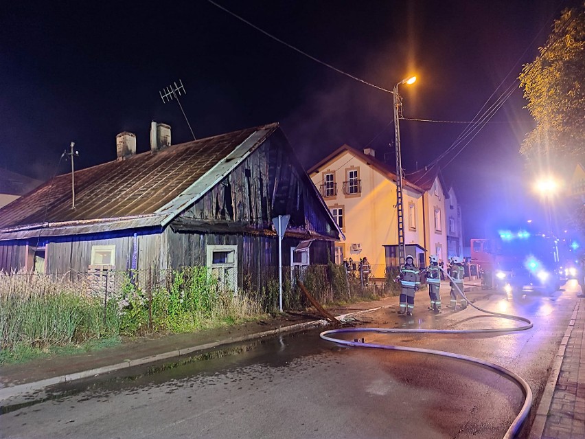 Nocny pożar drewnianego budynku w Rzeszowie. W akcji 7 zastępów strażaków PSP i OSP [ZDJĘCIA, WIDEO]
