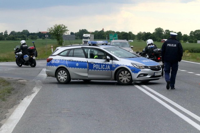 Kierowca samochodu, który wjechał do rowu, zdołał się wyrwać osobom postronnym, które próbowały go ująć i uciekł. Zdjęcie ilustracyjne