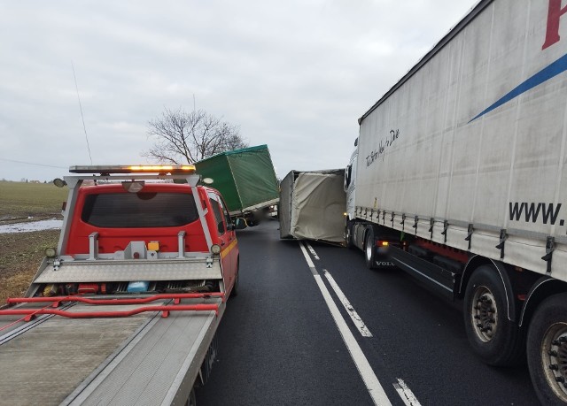 Groźnie wyglądający wypadek na drodze krajowej numer 35, między miejscowościami Mirosławice i Siedlakowice. Na skutek silnych podmuchów wiatru, około godz. 10 w czwartek (25 stycznia) przewróciła się przyczepa ciągnięta przez busa. Droga jest zablokowana.