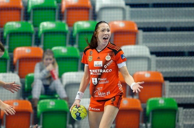 Karolina Semeniuk w końcówce meczu musiała zagrzewać swoje koleżanki do lepszej gry