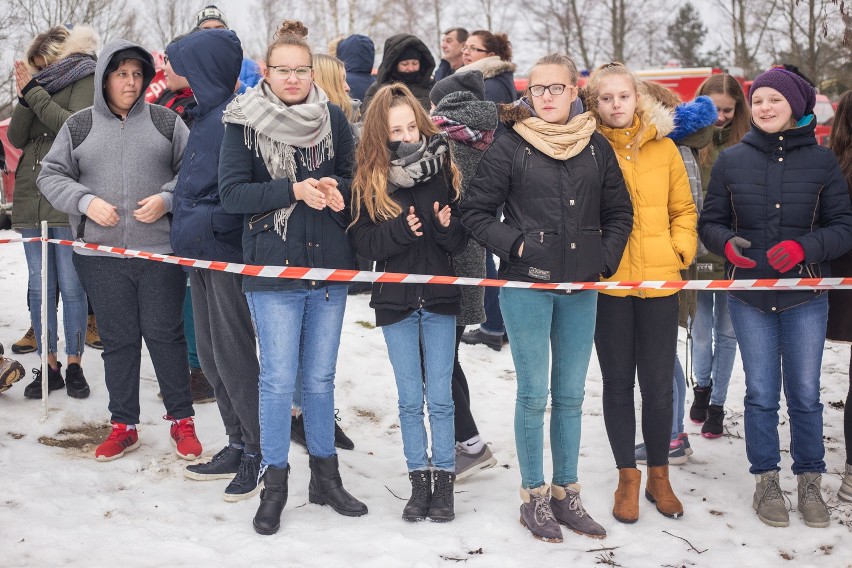 Pokazali jak zachować się na załamanym lodzie