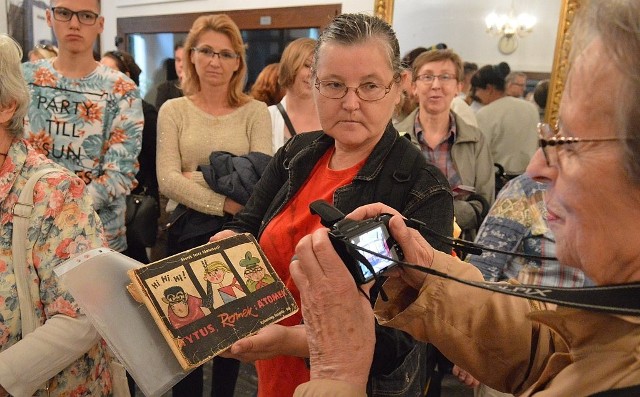 Latem 2016 roku fani Tytusa, Romka i A’Tomka ochoczo meldowali się w Muzeum Ziemi Lubuskiej w Zielonej Górze. Już podczas wernisażu 6 lipca 2016 r. wielopokoleniowy tłum ledwo mieścił się w holu zielonogórskiego muzeum. Wystawa „Papcio Chmiel i Jego Podopieczni” z bohaterami kultowego komiksu Henryka J. Chmielewskiego zadziałała jak magnes. 