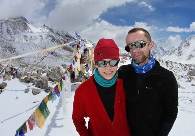 14-letnia Zuzanna Dedyk z Olesna wspięła się na przełęcz  Larkya La na wysokości 5213 m n.p.m. razem ze swoim tatą Mirosławem Dedykiem (oboje na zdjęciu).