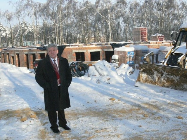 Andrzej Maciąg pokazuje plac budowy. Do zimy udało się wykonać jedną czwartą prac.