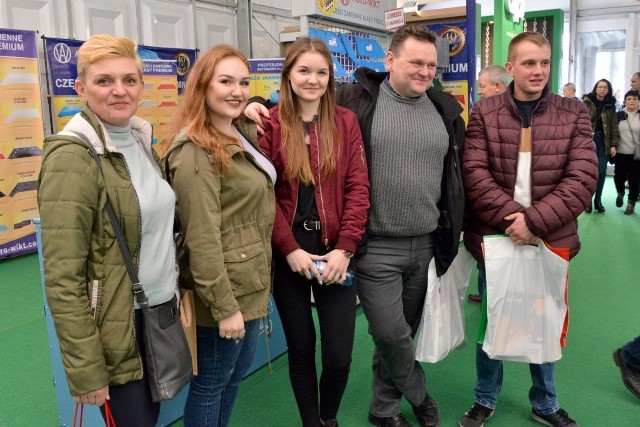 W piątek w Kielcach rozpoczęły się największe targi rolnicze w kraju. Na Agrotech pierwszego dnia przyjechały tysiące osób - młodzieży, grup zorganizowanych rolników ze związków i organizacji, całych rodzin i indywidualnych gospodarzy. Byliście? Zobaczcie się na zdjęciach>>>Na zdjeciu - rodzina z Sudołu w gminie Jędrzejów - Anna i Jacek Chabior z córkami - Agnieszką i Sylwią oraz Bartoszem, który często pomaga gospodarzowi w pracach. KLIKNIJ TU I ZOBACZ PROGRAM TARGÓW AGROTECH 2019;nfCZYTAJ WIĘCEJ O AGROTECHU 2019:Agrotech 2019 w Kielcach. Cudne i mega nowoczesne ciągniki zachwycająRekordowy Agrotech 2019 w Kielcach. O 10 wystartowały największe w Polsce targi rolnicze. Przyjechali wicepremier i ministerWAŻNETargi Kielce mieszczą się przy Zakładowej 1 w Kielcach.Godziny otwarcia:Piątek, 15 marca: 10.00-17.00Sobota, 16 marca 9.00-17.00Niedziela, 17 marca 9.00-17.00Rejestracja zwiedzających i sprzedaż biletów do godziny 16.00 każdego dniaCeny biletów wstępu:normalny - 10 zł,ulgowy - 5 zł (dla młodzieży szkolnej i studenckiej oraz grup zorganizowanych powyżej 15 osób - opiekun bezpłatnie)