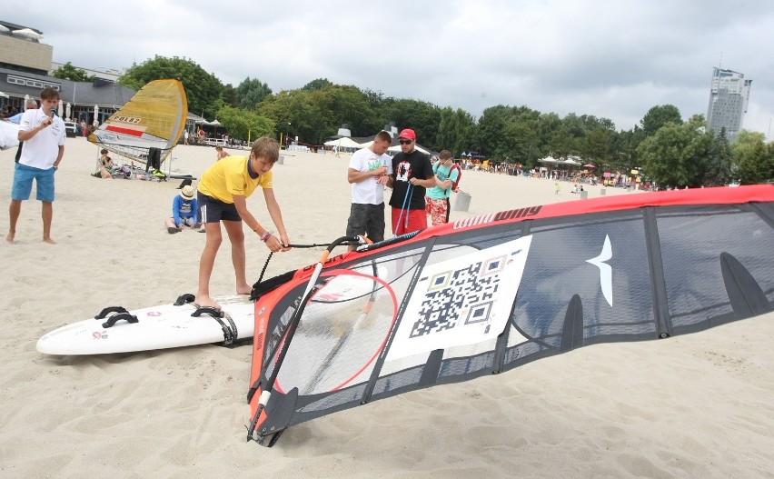 Dzieci w Gdyni trenują z mistrzem windsurfingu Piotrem Myszką [ZDJĘCIA]