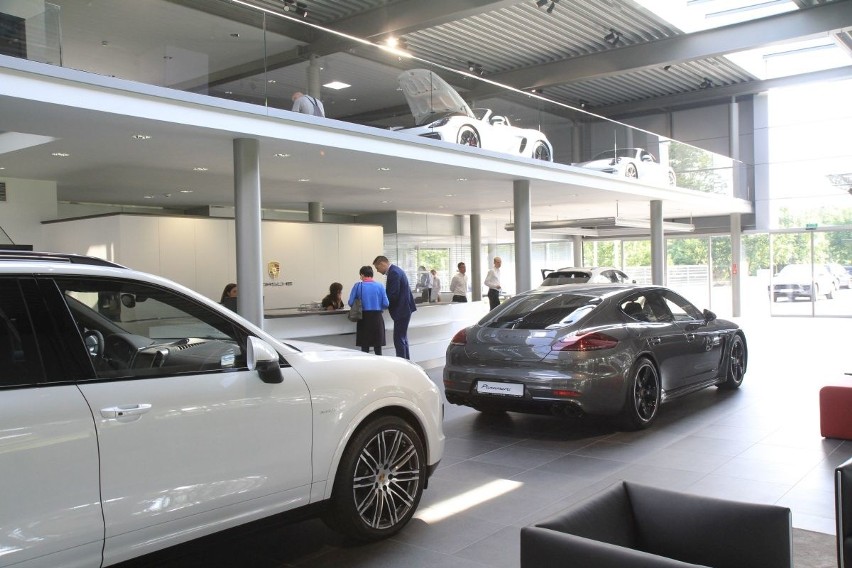 Salon Porsche we Wrocławiu otwarty. Inne luksusowe marki na razie w Warszawie (ZDJĘCIA, CENY)