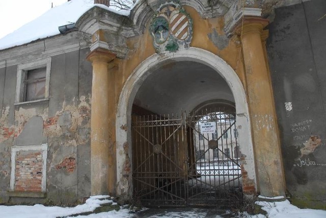 Pałacu w Szczepowie pilnują groźnie psy