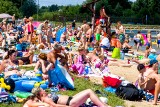 Plaża miejska w Dojlidach w Białymstoku. Tłumy białostoczan przyjechały na plażę w upalną niedzielę [ZDJĘCIA]