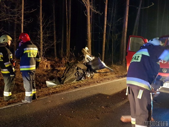 Jedna osoba została poszkodowana w wypadku, do którego doszło w nocy z środy na czwartek na krajowej 45 między Jełową a Bierdzanami. Osobowy opel wpadł w poślizg, auto dachowało. W wypadku został poszkodowany kierowca, został przewieziony do szpitala. Na miejscu byli strażacy, ratownicy pogotowia i policja.