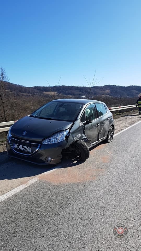 Wypadek w Kurowie. Motocykl zderzył się z osobówką. Utrudnienia na DK 75 [ZDJĘCIA]