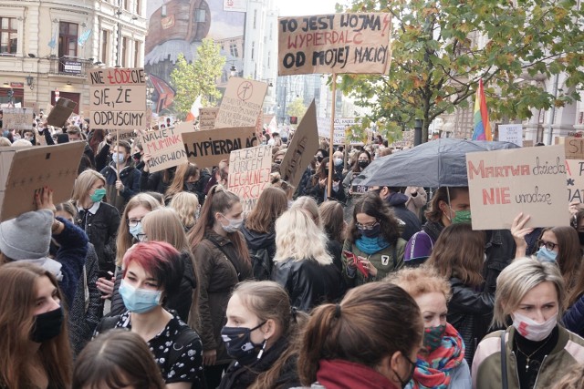 Nawet kilka tysięcy łodzian może pojechać w piątek (30 października) na ogólnopolski protest kobiet w Warszawie.Czytaj dalej na kolejnym slajdzie: kliknij strzałkę „w prawo", lub skorzystaj z niej na klawiaturze komputera.