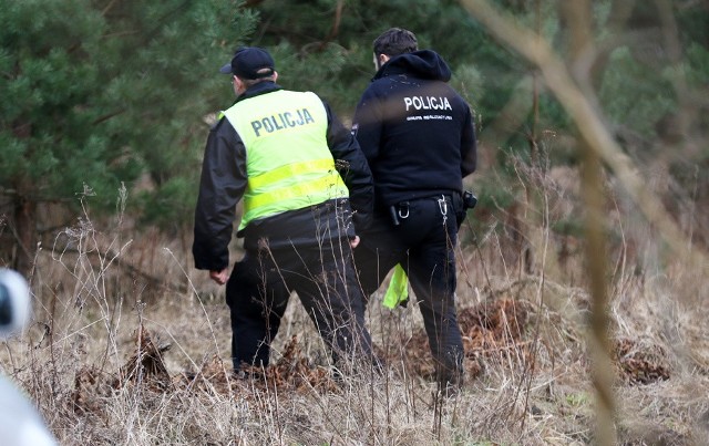 Makabrycznego odkrycia dokonały w sobotę, 25 lutego, przypadkowe osoby. Z ziemi w zielonogórskim lesie między trasą Północną a Przylepem wystawały nogi. Okazało się, że to ciało zakopanej kobiety.