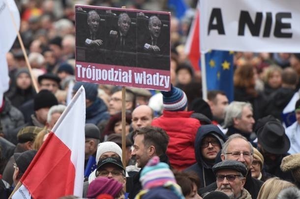 Zespół odciął się od haseł wykrzykiwanych podczas manifestacji KOD w całej Polsce.