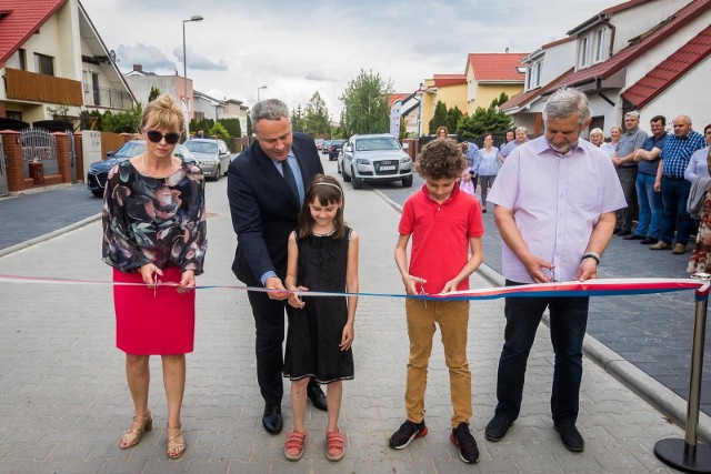 Na ulicę Świętopełka „zrzucili się” mieszkańcy i miasto w ramach Programu Inicjatyw Lokalnych „25/75”.Prezydent Bydgoszczy Rafał Bruski wraz z mieszkańcami ul. Świętopełka 21 maja przeciął oficjalnie wstęgi. Ponad 200 metrów ulicy utwardzono kostką brukową, wybudowano odwodnienie do istniejącej kanalizacji deszczowej. Odbiór prac, bez uwag, nastąpił na początku kwietnia br. Całkowity koszt tej inwestycji wyniósł 755.687,38 zł brutto, z czego wkład stowarzyszenia mieszkańców wyniósł - 113.353,1 zł brutto, pozostałe 80 procent kosztów pokryło miasto  - 642.334,27 zł brutto.