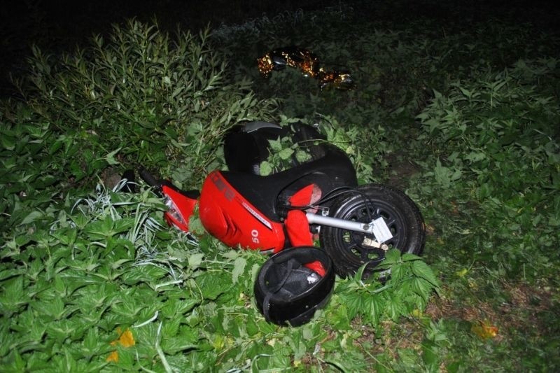 Motorowerzysta uderzył głową w ścięty konar drzewa