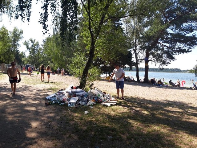 Nad jeziorem brakuje śmietników. Turyści układają stosy opakowań po jedzeniu i napojach pod drzewami