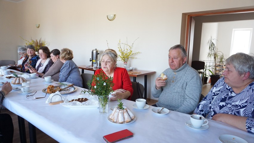Barwne, radosne i pachnące Wielkanocą warsztaty w Opatowcu. Uczestnicy dowiedzieli się, jak przygotować własnoręcznie świąteczne ozdoby