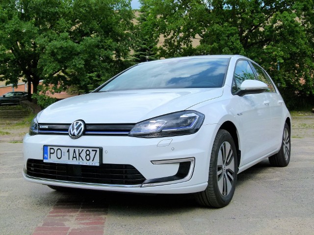 Volkswagen e-Golf - testSamochody z napędem elektrycznym to wciąż na świecie egzotyka, choć takie są już produkowane przez duże koncerny. Przykładem jest Volkswagen, który w typową konstrukcję Golfa wmontował kompletny układ napędowy zasilany prądem elektrycznym.fot. Ryszard M. Perczak