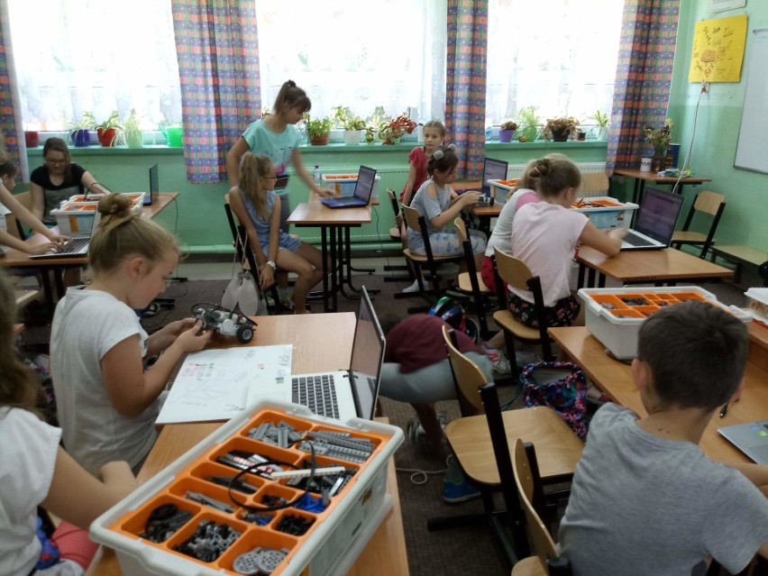 Uczniowie Szkoły Podstawowej im. Marii Dąbrowskiej w Sienicznie uczą się programowania