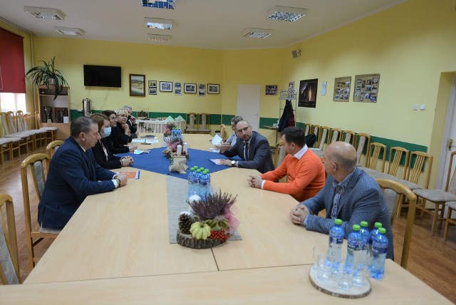 Spotkanie pomiędzy kierownictwem Markosu, władzami ZSOiT w Ustce, ZSA w Słupsku, władzami powiatu słupskiego oraz miasta Ustka.