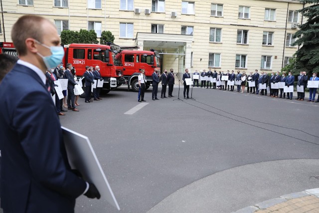 Wręczenie promes na zakup nowych wozów strażackich dla najlepszych gmin odbyło się na dziedzińcu ministerstwa.