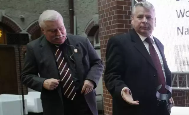 Lech Wałęsa domaga się przeprosin od Bogdana Borusewicza (z prawej)