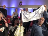 Przepychanki i wyzwiska pomiędzy przeciwnikami a zwolennikami Prawa i Sprawiedliwości na koniec spotkania Beaty Szydło w Sandomierzu