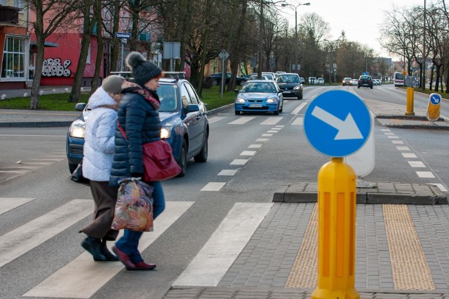 W dobie epidemii konieczność dotknięcia przycisku przy przejściu dla pieszych staje się problematyczna. czy Bydgoszcz pójdzie śladem innych miast i wyłączy przyciski?