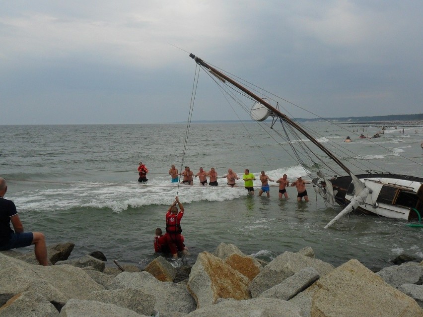 Jacht na mieliźnie na plaży wschodniej w Ustce