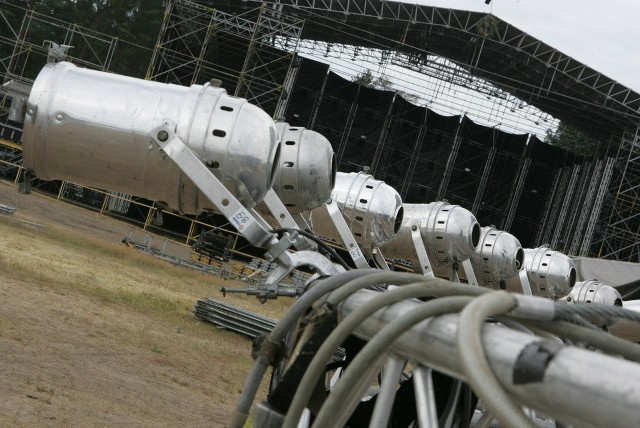 Na terenie Przystanku Woodstock 2013 trwa montowanie oświetlenia.