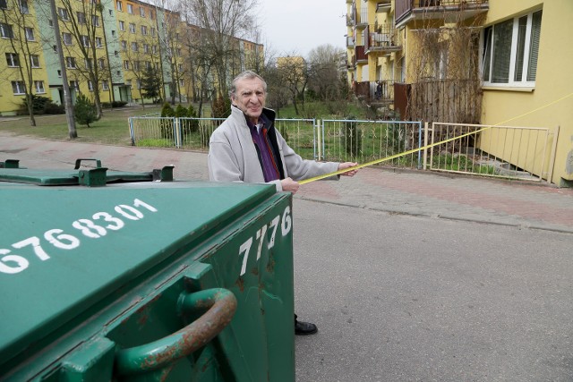 Tu jest pięć metrów. A powinno być dziesięć - pokazuje Mikołaj Kierlak. Kontener stoi w miejscu, w którym nie powinien.