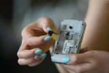 Polskie sieci komórkowe rezygnują z sieci 3G. Kto musi wymienić telefon i kartę SIM? Zobacz, kiedy nastąpi wyłączenie