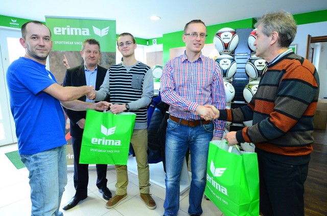 Szef firmy Orlico, Jan Kaczyński (z prawej), wręczy kapitanom zwycięskich drużyn nagrody za trzy czołowe miejsca w naszym konkursie